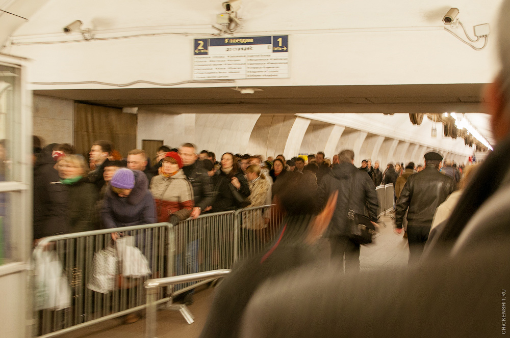 Нескончаемый поток людей в метро Москвы